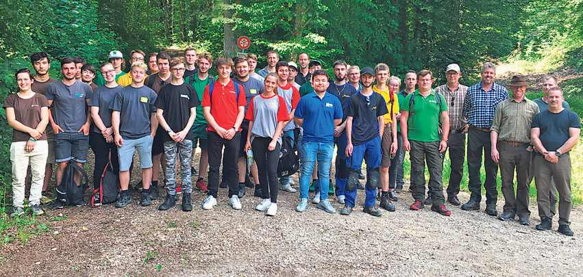 Die Lernenden bekamen durch Forstleute und Jäger spannende Einblicke in den Wald.