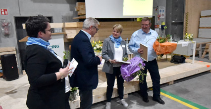 Franziska Bircher (2. v. r.) und Daniel Müller (rechts) werden für Ihren Einsatz geehrt und zu Ehremitgliedern ernannt.