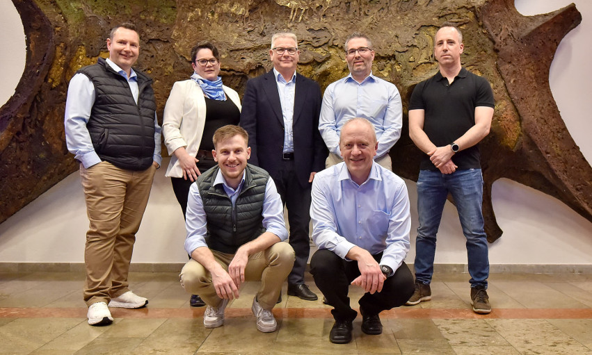 Der aktuelle GEREF-Vorstand, von links (hinten): Christian Käser, Denise Schmid, Patrick Uebelmann, Michael Dörr, Basil Mösch. Vorne: Colin Herzog, Michael Schmid (es fehlt Christoph Erne). Der aktuelle GEREF-Vorstand, von links (hinten): Christian Käser, Denise Schmid, Patrick Uebelmann, Michael Dörr, Basil Mösch. Vorne: Colin Herzog, Michael Schmid (es fehlt Christoph Erne).