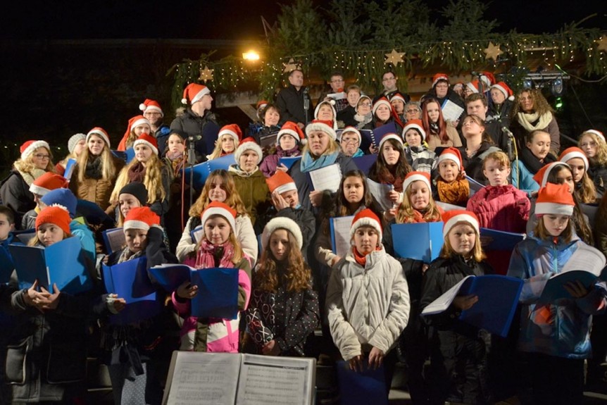 Der Jugend- und Elternchor Binzgen hat die 11. Laufenburger Altstadtweihnacht beim Rathaus (D) am Freitagabend eröffnet. Im Hintergrund Stadtammann Herbert Weiss (von links), OK-Chef René Leuenberger und Bürgermeister Ulrich Krieger.