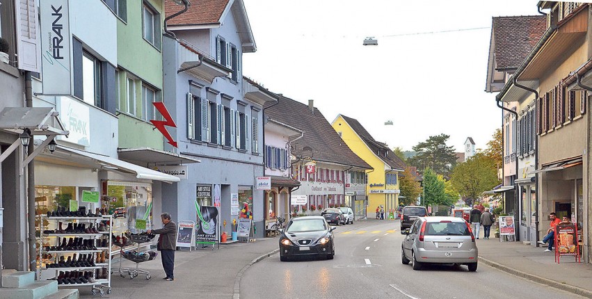 Auch am Abend noch einkaufen: Die Läden an der Hauptstrasse haben am Freitag, 6. November, länger geöffnet.