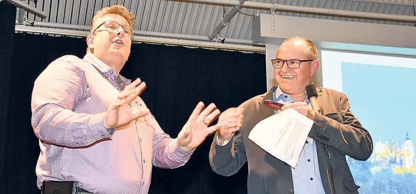 René Leuenberger (links) erhielt vom Laufenburger Stadtammann ein original Laufenburger Sackmesser.