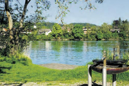 Die Grillstelle direkt am Rhein in Wallbach lädt zum Verweilen ein.