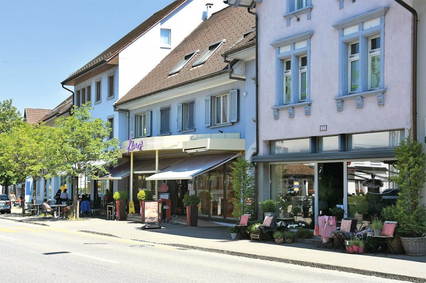 Langsam kehrt wieder Leben in die Geschäfte und Restaurants an der Fricker Hauptstrasse zurück.