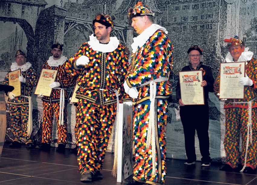 Thomas Scherzinger, neuer Zunftmeister der Minderen Stadt, verabschiedet seinen langjährigen Amtsvorgänger Claus Epting. Im Hintergrund rechts René Leuenberger «der Ältere», der für 50 Jahre geehrt wurde. 