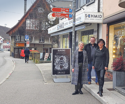 Stefanie Frischknecht, Daniel Müller und Elisabeth Frischknecht freuen sich auf den Abendverkauf.