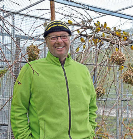 Rolf Lanz in der Voliere der Webervögel.