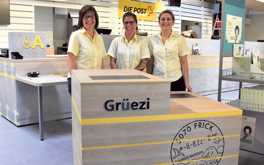 Marianne Carlen, Diana Komani und Yvonne Spescha an der neuen Begrüssungs- und Beratungstheke.