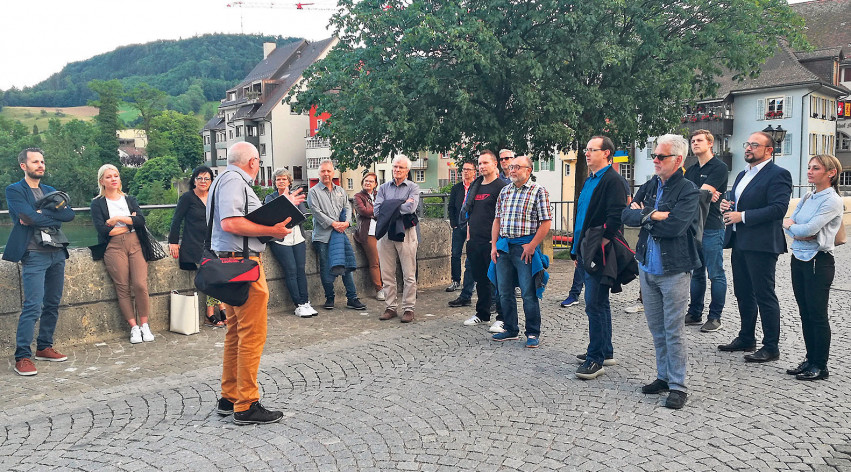 Interessiert wird den Ausführungen von Ruedi Lüscher gelauscht.