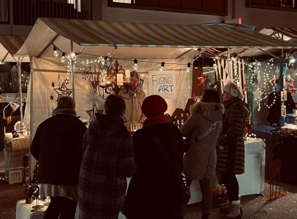 Für Weihnachten in Frick 2022 ziehen die Standbetreiber eine positive Bilanz. Auch der Stand von «Fusing Art» aus Rheinfelden war gut besucht. 