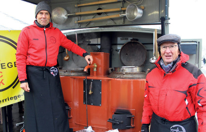 Die Männerriege Frick bot Gulasch aus einer Militärküche aus den 40er Jahren an.