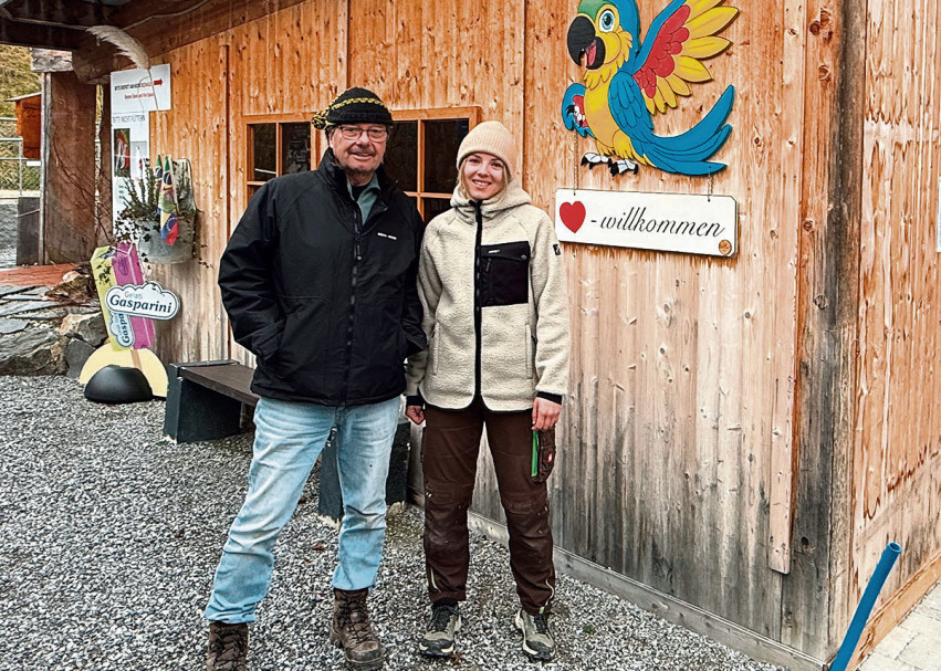 Rolf Lanz und Noemi Appert vor dem zurzeit noch nicht isolierten Beizli.